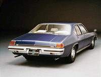 セミファストバック風のリアビュー。テールパイプはハイパフォーマンスモデルのような2本出しである。