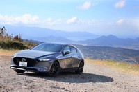 日本では2019年12月中旬に発売予定の「マツダ3」の「スカイアクティブX 2.0」搭載モデル。当初の予定よりも2カ月ほど遅れてのデビューとなる。