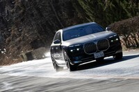 今回の試乗車の車両重量は2730kg(!)。前軸が1320kg、後軸が1410kgと配分されている。