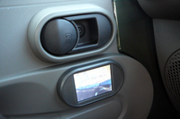 今回から死角を確認するためのモニターが、左側ドアの内側に標準で(!)付くようになった。べんり〜。