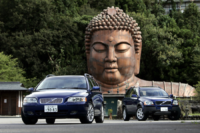 【スペック】(手前)V70オーシャンレースリミテッド:全長×全幅×全高=4720×1815×1490mm/ホイールベース=2755mm/車重=1560kg/駆動方式=FF/2.4リッター直5DOHC20バルブ(170ps/6000rpm、22.9kgm/4500rpm)/価格=495万円(テスト車=同じ)