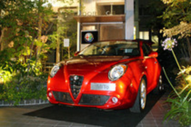 先月本国で正式発表されたばかりの「MiTo」が、パーティ会場に降臨。実車は写真で見る以上にスタイリングに「塊」感があった。しかし、日本のナンバープレートを装着するのは大変そうだ。