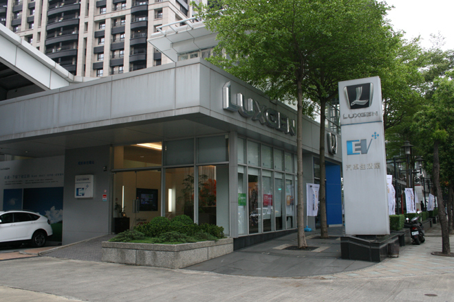 ハイテックの本社ビル前(新北市新店)にあるラクスジェンの販売店。販売はハイテックではなく、ラクスジェンモーター社が行っている。