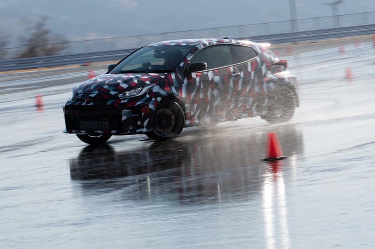 足まわりはしなやかで、軽やかなのに安定しているという好ましい矛盾が起こっていた。