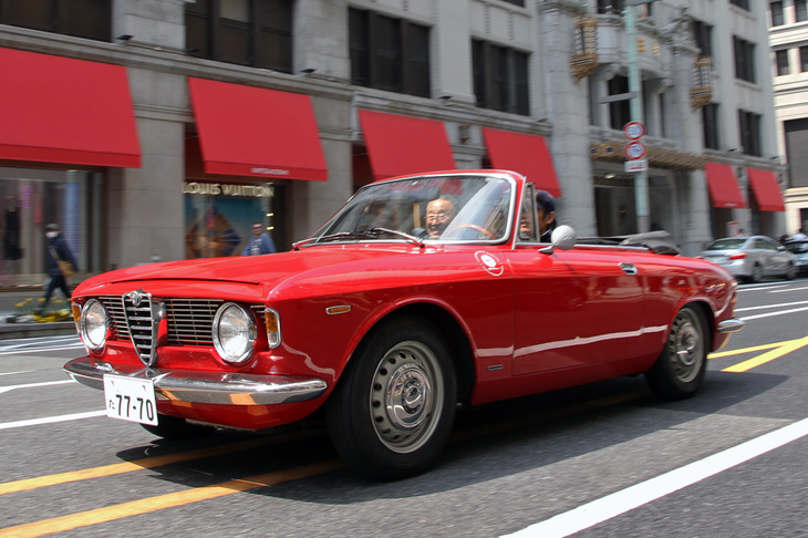 1965年「アルファ・ロメオ・ジュリアGTC」。ベルトーネ時代のジウジアーロがデザインした「ジュリア スプリント」を、カロッツェリア・トゥーリングがオープン化した4座カブリオレ。生産台数はおよそ1000台というが、日本ではめったに見られない。