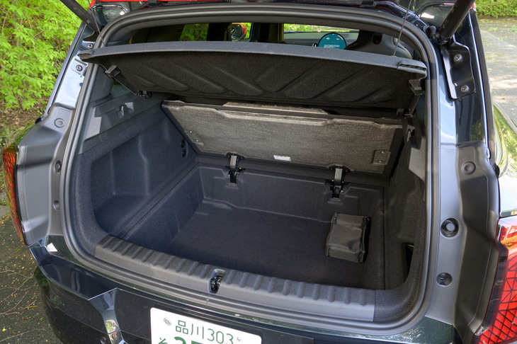 荷室の床下にもこんなに大きな収納が隠されている。