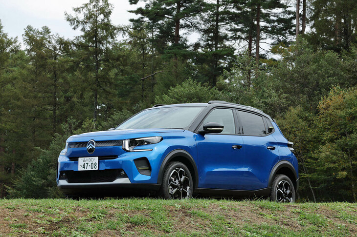 2025年10月5日に日本導入が発表された新型「シトロエンC3」。欧州には純エンジン車やBEVの用意もあるが、国内では、まずはマイルドハイブリッドパワートレインを搭載する「C3ハイブリッド」から販売がスタートした。