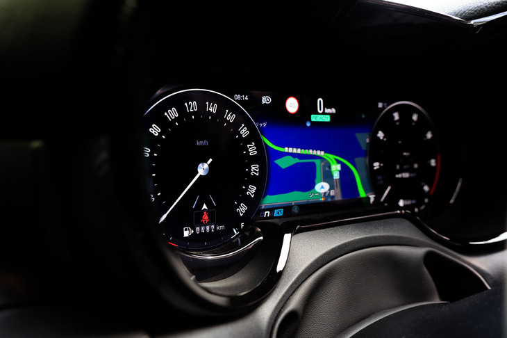 走行に関するさまざまな情報を表示する、12.3インチのデジタルクラスターメーター。「Heritage」「Evolved」「Relax」という3つの表示レイアウトが用意されており、またナビゲーションの画面を映すこともできる。