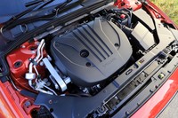 最高出力250PS/最大トルク350N・mを発生する2リッター直4ターボエンジン。排気量こそ同じだが、ブロックやヘッド、ターボチャージャーなどに改良が加えられている。