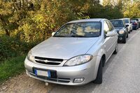 大宇自動車技術製「シボレー・ラチェッティ」。デザインはイタルデザイン-ジウジアーロによる。イタリアでは2009年まで販売されていた。2022年10月撮影。