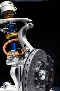 こちらはフロントのサスペンション。展示用コンポーネンツには、カーボンセラミックのブレーキディスクが組み合わされていた。