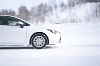 205/55R16サイズの「クロスクライメート3」が装着された「トヨタ・カローラ ツーリング」。スラロームやダブルレーンチェンジが行える特設コースで、同サイズの「クロスクライメート2」との比較試走を行った。