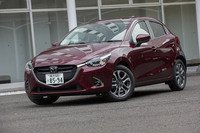 マツダの登録車ラインナップのエントリーモデルを担う「デミオ」。現行型のデビューは2014年9月のことで、同年の日本カー・オブ・ザ・イヤーを受賞している。