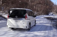 雪道を行く「セレナ ハイウェイスター」(4WD)。シャーベット状の滑りやすい路面でも、安定して走ることができた。