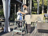 こちらは、オリジナルアクセサリーづくりのひとこま。会場では、参加者が初めての挑戦を笑顔で楽しむシーンが多く見られた。