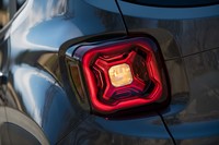 従来は中心のウインカー部分を「×」の意匠としていたリアコンビランプは、ウインカーをコンパクトにして「×」をベースの赤い部分へと組み入れている。