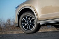 グレーメタリック塗装が施された17インチホイール。ヨコハマのオールシーズンタイヤ「ジオランダーG91」が組み合わされていた。