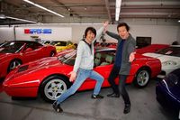 「328GTS」の前で、“エノテン”とともに大勝利(!?)のポーズ。(写真=池之平昌信)