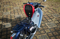 車体右側のサイドカバー内は車検証などの収納スペース。給油口はシートの下にある。燃料タンクの容量は3.7リッターで、カタログ記載の燃費値(国土交通省届出値)からは、一給油で約250km走れる計算になる。