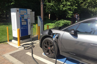 ロングドライブの途中で充電する「ジャガーIペース」。400km以上の航続距離を誇るEVであっても、長距離移動時には“尺取り虫”走行を余儀なくされる。