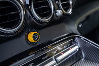 センターコンソールに備わる「AMGトラクションコントロール」。レーシングモデル「AMG GT3」譲りの装備であり、市販モデルで採用されるのは「AMG GT R」のみ。ESPをオフにすると自動で起動し、後輪のスリップ量を9段階で調整できる。