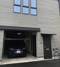 テクニカル東新ではビルトインガレージ内にホームパーク24を設置した東京ショールーム(東京都江戸川区西小岩3-26-7インセル西小岩D号室 完全予約制)を用意。現地では実物の動作確認や装置の仕様が検討できる。詳しくは問い合わせ先まで。