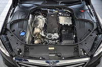 エンジンカバーを外すと、直6エンジン本体が現れる。エンジンの右(車両正面から向かって左)が排気側で、左が吸気側。