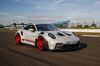 「911 GT3 RS」が0-100km/h加速に要する時間は3.2秒。0-200km/hの加速タイムは10.6秒と公表される。