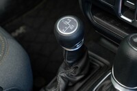 シフトセレクターの脇に備わるトランスファーレバー。駆動モードは「2H」「4H AUTO」「4H PART TIME」「4L」の4種類。走行中でもレンジの切り替えが可能なシフトオンザフライシステムが採用されている。