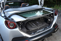 フェラーリの発表によると、オープントップ時(写真の状態)ではラゲッジルームに中型のキャビン・トロリーを2個、クローズ時では3個収納できるという。