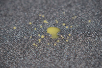 シート表皮には、はっ水・はつ油機能のある「ファブテクト」を採用。オレンジジュースをこぼしても(写真)、乾いた布などですぐに拭き取ればシミや汚れ、ニオイが残りづらい加工が施されている。