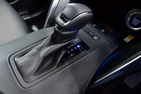 CVTのシフトレバー。周辺のパネルは乗馬に使う鞍(くら)をモチーフに1ピースの表皮で仕立てられている。