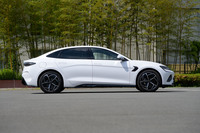 ボディーサイズは全長×全幅×全高=4800×1875×1460mm。クーペのようなサイドビューだが、れっきとしたセダンである。