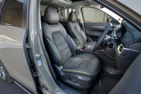 シートについては乗員の骨盤を適切な角度で支えるよう形状を変更。シートレールの剛性強化も図られた。写真は「フィールドジャーニー」に装備される合成皮革とグランリュクスのコンビシート。