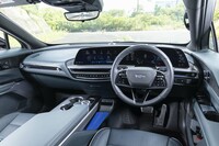 車内空間は、1967年型「エルドラド」を範にしたというインストゥルメントパネルまわりの意匠が特徴。新聞紙をリサイクルしたペーパーウッドや、同じくリサイクル素材のアクセントファブリックなど、各所に環境負荷低減に配慮した素材が用いられている。