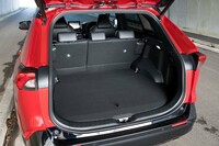 荷室の容量は490リッター。外部充電システムなどを搭載するため、純ガソリン車やハイブリッド車よりも床面が高くなっており、容量が90リッター減少している。