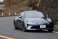 前後の重量配分は、「2人が乗車し燃料や油脂類を満たした状態で44:56」と公表される。