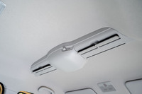 後席にもエアコンの風を送り込む天井サーキュレーターは、運転席からでも操作しやすいようにスイッチの位置が変更されている。