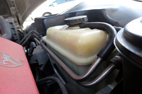 車両引き渡しの際、あらためて冷却系をチェック。リザーブタンクには、確かに適量の冷却水が入っている。