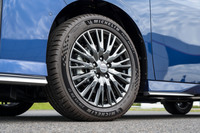 水中に差し込む光の躍動感ときらめきを表現したというダークメタル調のアルミホイール。タイヤは「ミシュラン・パイロットスポーツ5」を履く。