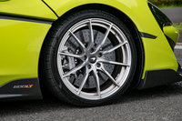 サーキット走行を重視したハイパフォーマンスタイヤ「ピレリPゼロ トロフェオR」のサイズは、前が225/35ZR19、後ろが285/35ZR20。軽量な10スポーク鍛造アルミホイールとの組み合わせにより、17kgのバネ下重量軽減も実現している。