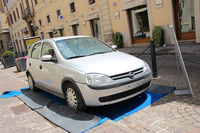 「オペル・コルサ」の姿も。聞けば、ペインティングアートのキャンバス代わりに用意されたのだった。