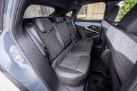 「3008 GTアルカンターラパッケージ」のリアシートにはヒーター機能(左右)が組み込まれる。背もたれは40:20:40の分割可倒式。乗員や荷物に合わせてさまざまなアレンジが可能だ。