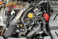 フロントに搭載されるパワーユニットは最高出力300PS/6000rpm、最大トルク420N・m/3200rpmの1.8リッター直4直噴ターボエンジン。「EDC」と呼ばれる6段のDCTと組み合わされる。