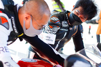 講師のなかには世界最高峰のレースで活躍したライダーの姿も。原田哲也氏(右)はロードレース世界選手権において、ヤマハやアプリリア、ホンダなどで活躍。1993年にはGP250のシリーズチャンピオンに輝いている。