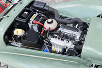 エンジンは、軽自動車用のスズキ製660cc(厳密には658cc)直3ターボ。「ジムニー」などに搭載される「K6A」型で、80psの最高出力を発生する。指定燃料はハイオクガソリンだ。