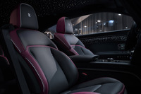 ロールス・ロイス史上最強の電気自動車「ブラックバッジ スペクター」が登場の画像