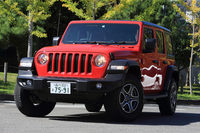 丸目2灯のヘッドランプをグリルに食い込ませたクラシカルなフロントマスクは、往年の「CJ-5」をモチーフにしたもの。一方、上級グレードでは灯火類をすべてLEDとするなど、ディテールはぐっとモダンになった。