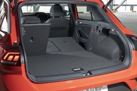 後席の背もたれをすべて倒した場合は、荷室の容量を1290リッターにまで拡大できる。