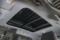 パノラミックサンルーフも標準装備。後席の頭上までカバーする大型サイズが自慢だ。